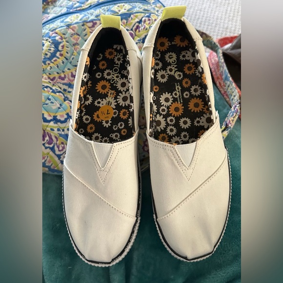 Last day to buy! Final price. Toms Platform tenny. size 7.5. Bee Kind. canvas. - Picture 2 of 9